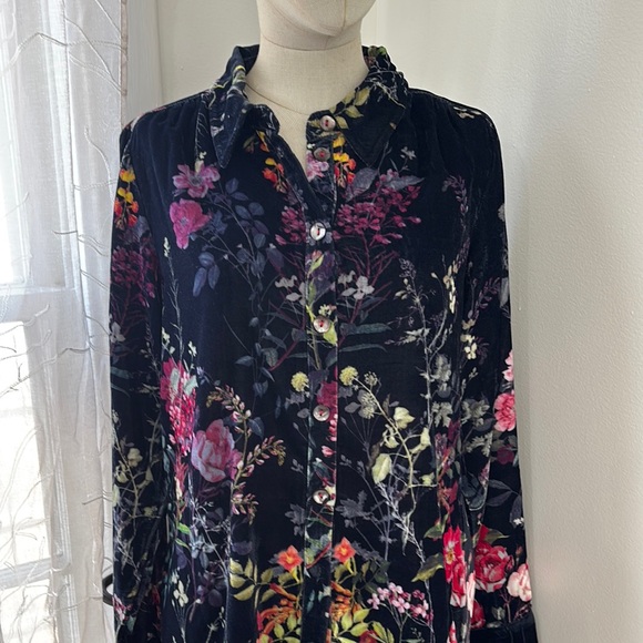 NWOT SOFT SURROUNDINGS Black Floral Velvet Women's Top - Picture 4 of 6